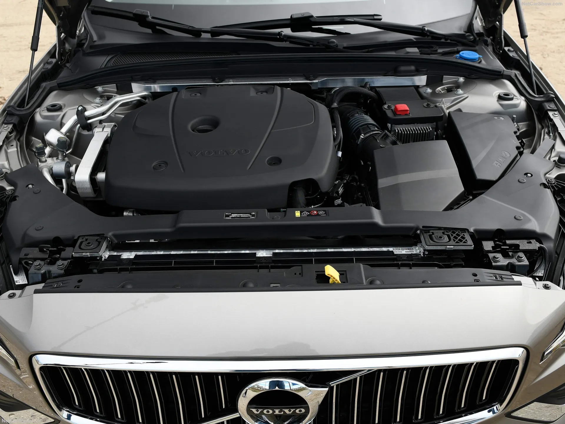 Volvo V60 (2019) – motorový prostor