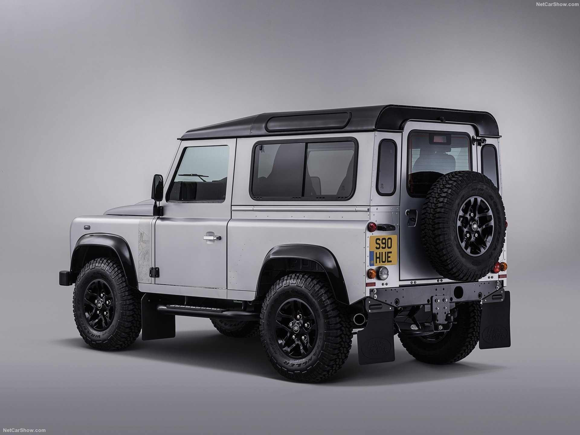 Land Rover Defender 2.000.000 (2015) – zadní tříčtvrteční pohled