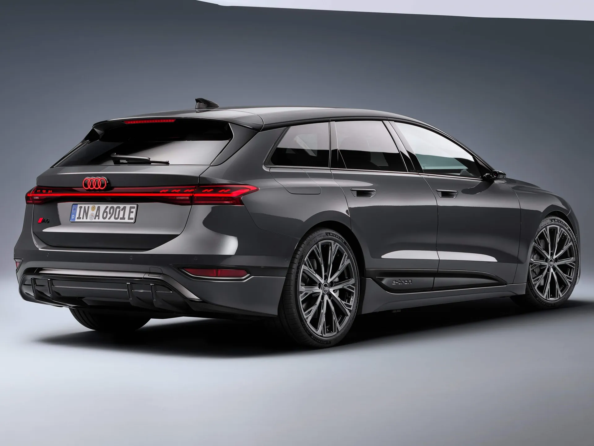 Audi A6 Avant e-tron (2025) – zadní tříčtvrteční pohled