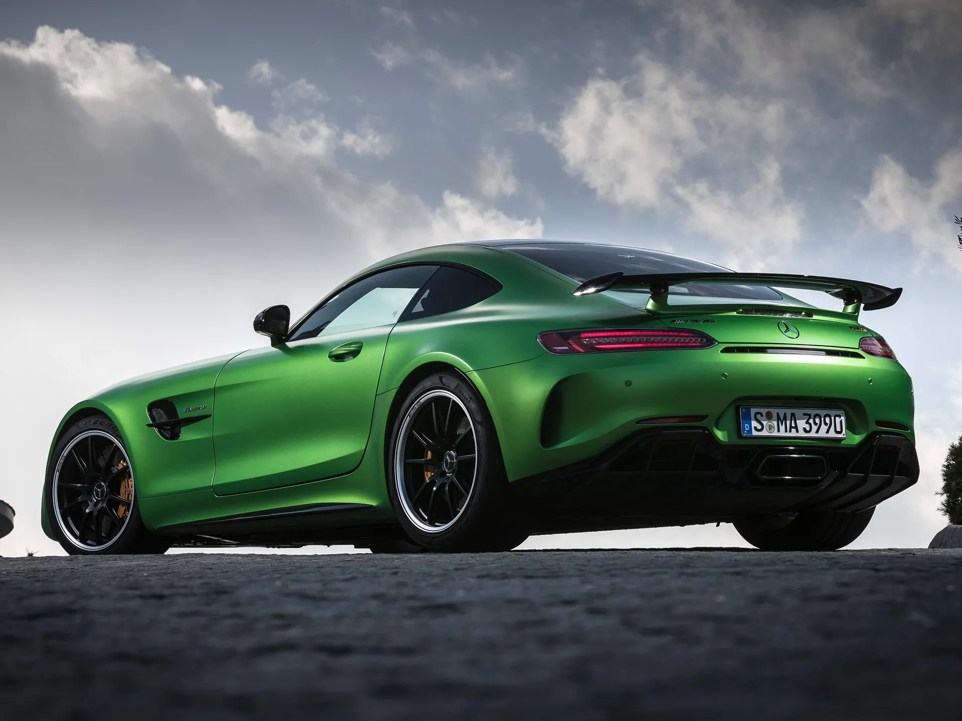 Mercedes-Benz AMG GT R (2017) – zadní tříčtvrteční pohled