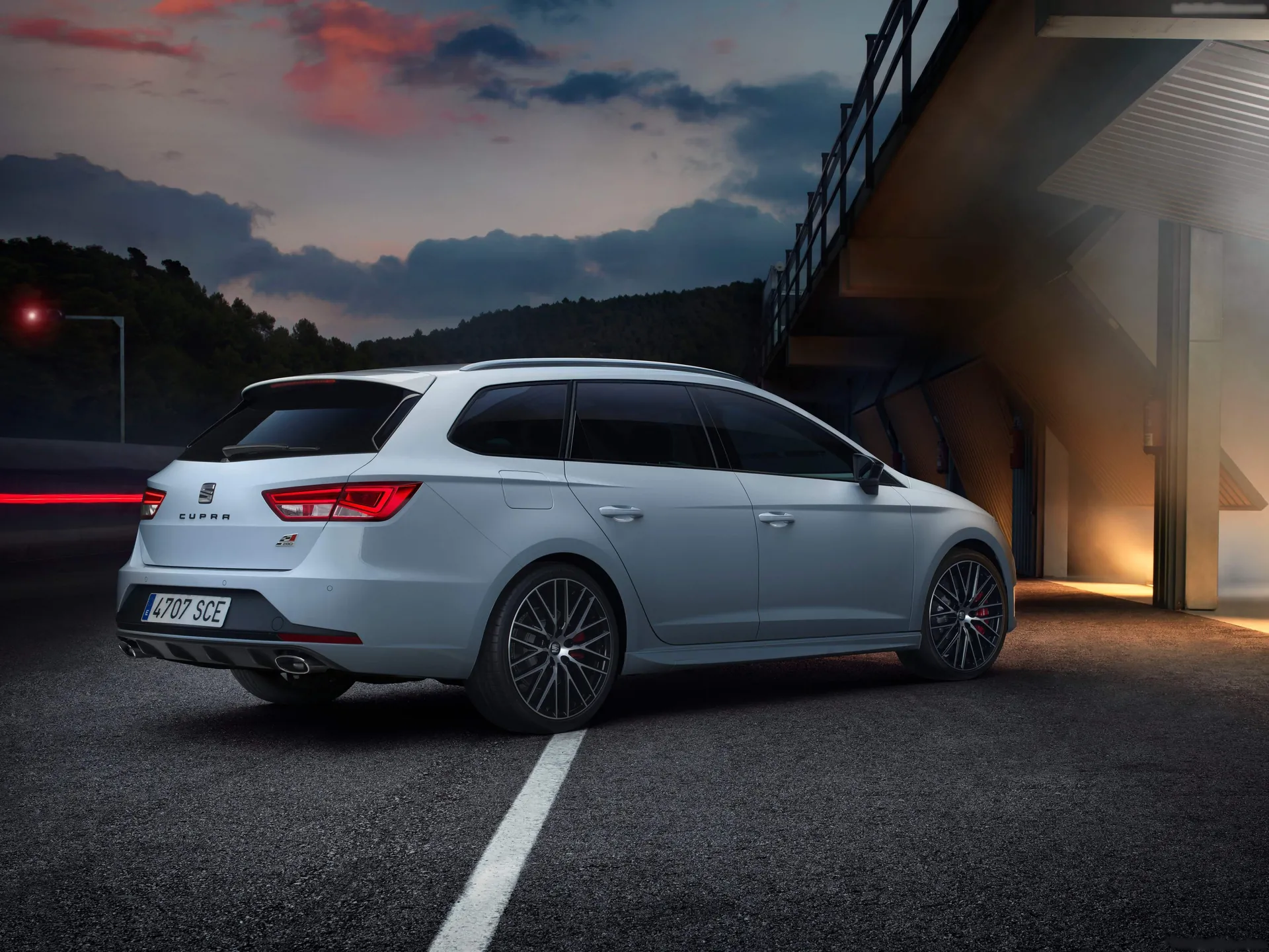 Seat Leon ST Cupra (2015) – zadní tříčtvrteční pohled