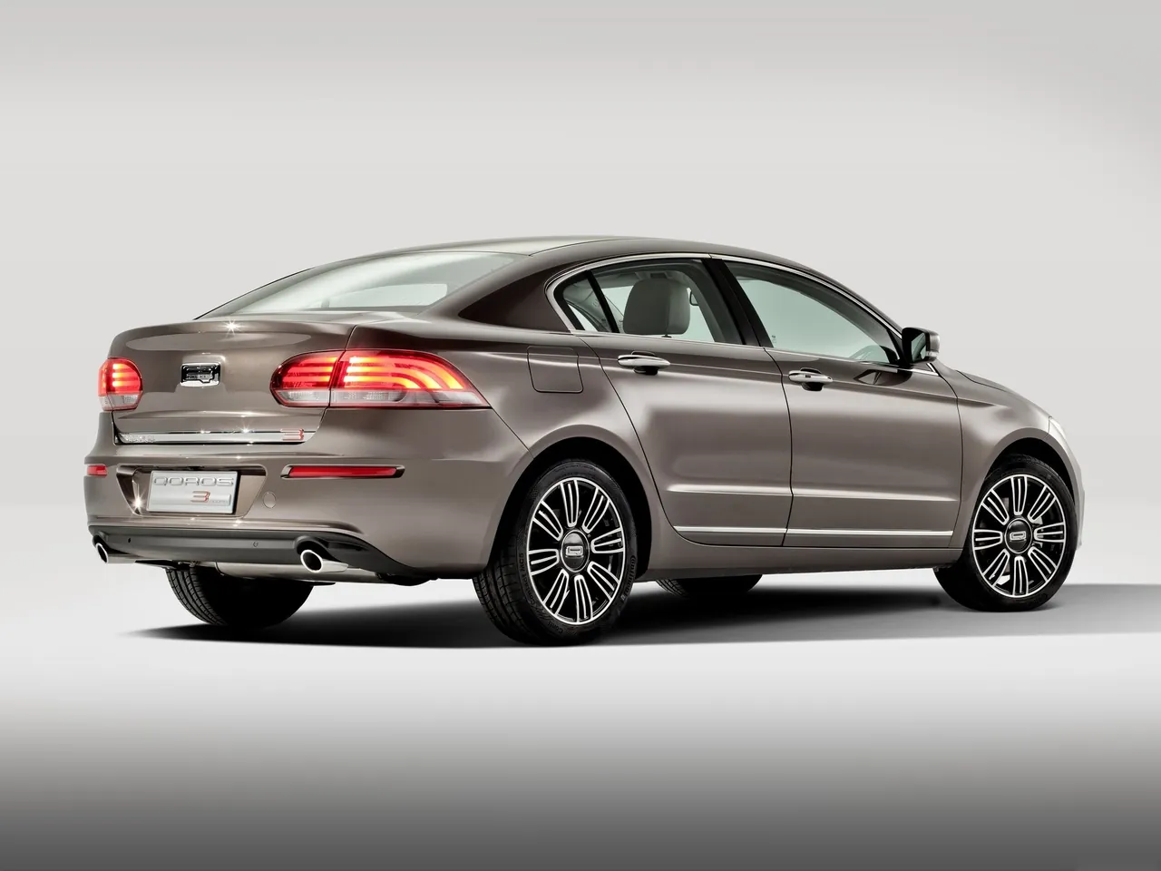 Qoros 3 Sedan (2014) – zadní tříčtvrteční pohled