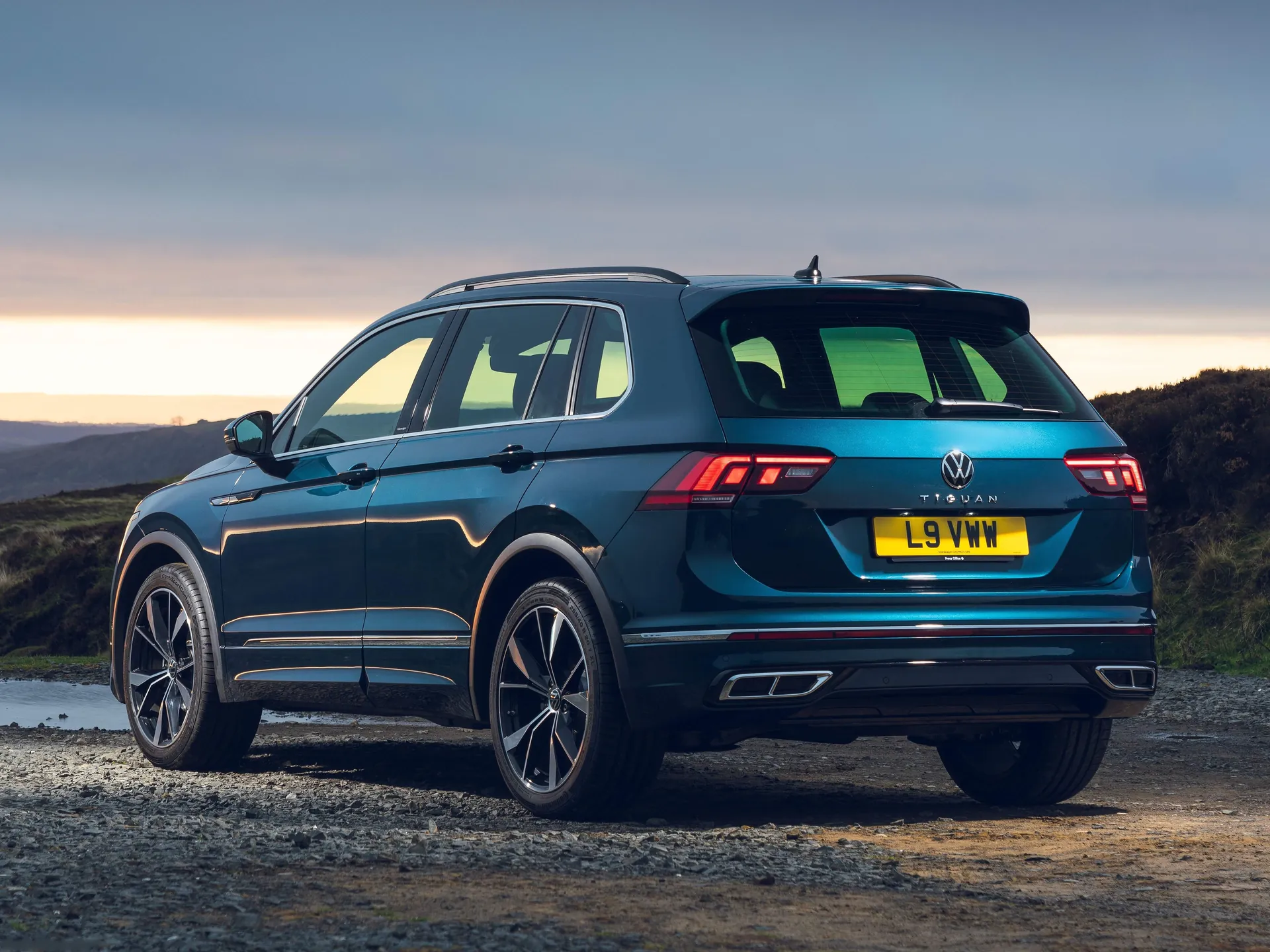 Volkswagen Tiguan R-Line [UK] (2021) - Rear Three-Quarter