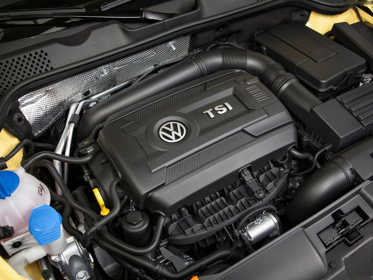 Volkswagen Beetle GSR (2013) – motorový prostor