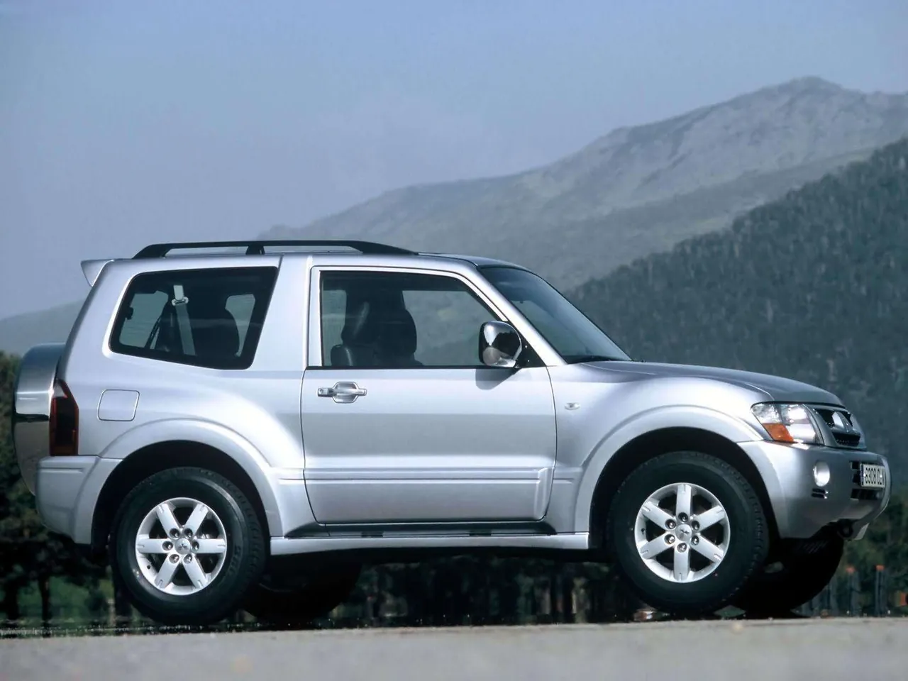 Mitsubishi Montero GLS 3door [EU] (2005) - Side Profile