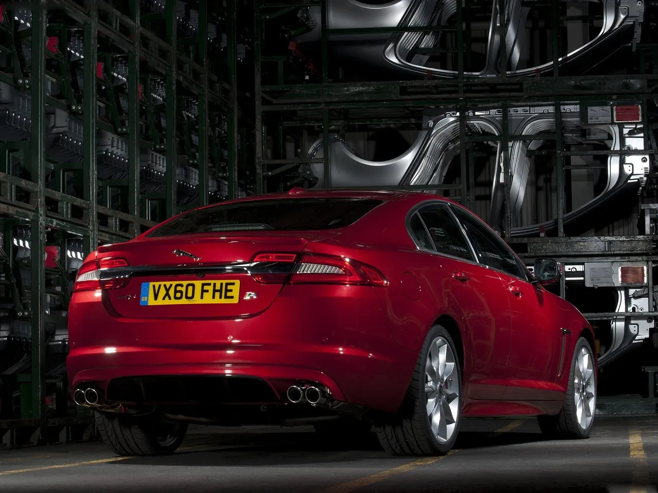 Jaguar XFR (2012) – zadní tříčtvrteční pohled
