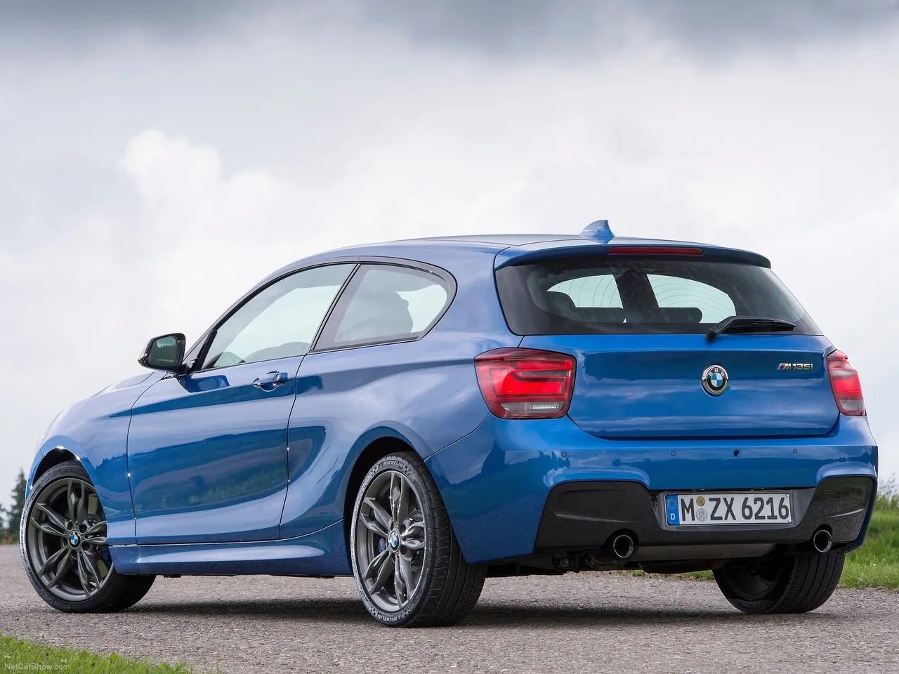 BMW M135i (2013) – zadní tříčtvrteční pohled