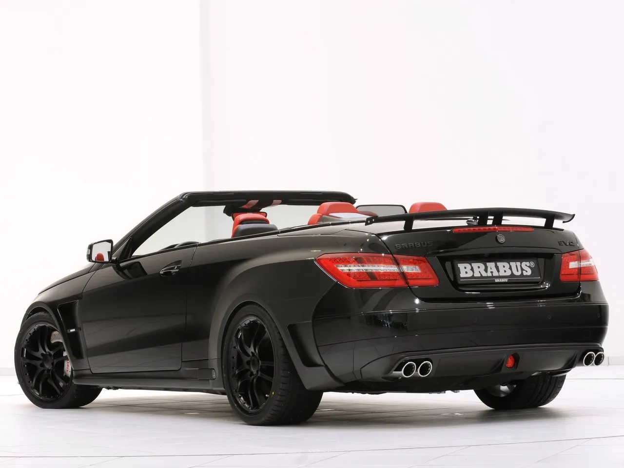 Brabus E V12 Cabriolet (2011) – zadní tříčtvrteční pohled