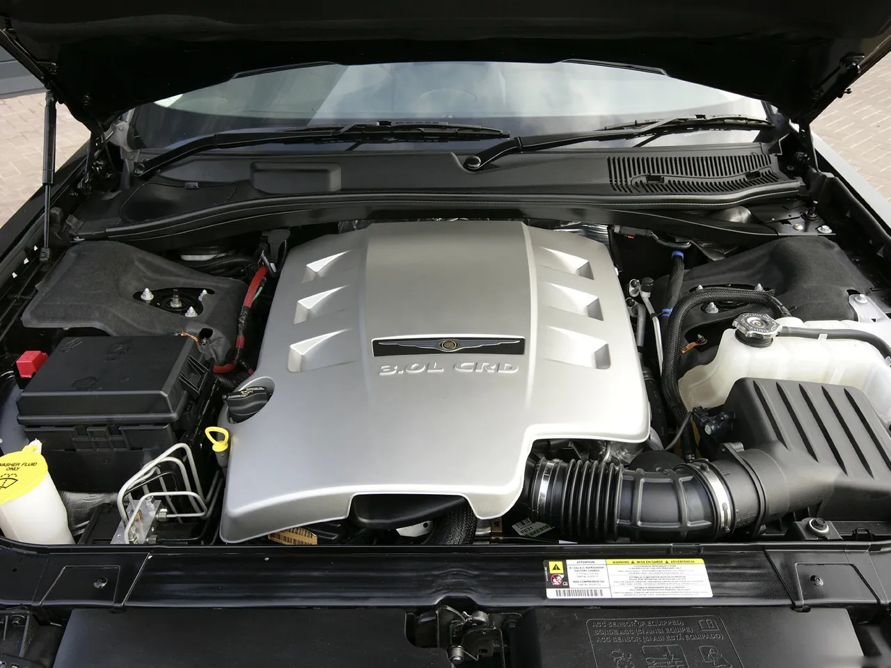 Chrysler 300C [UK] (2008) – motorový prostor