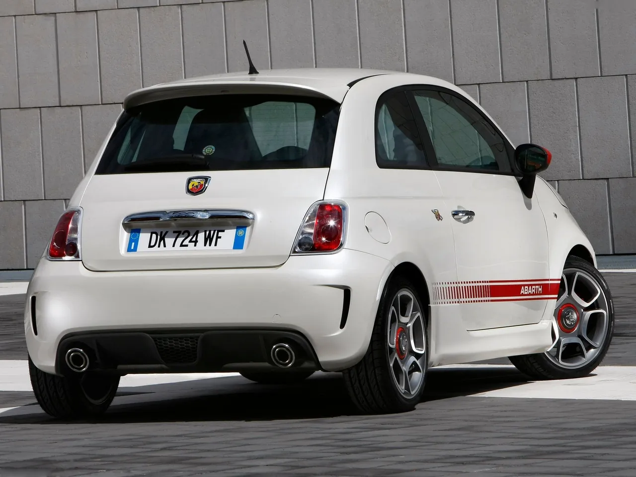 Fiat 500 Abarth (2009) – zadní tříčtvrteční pohled