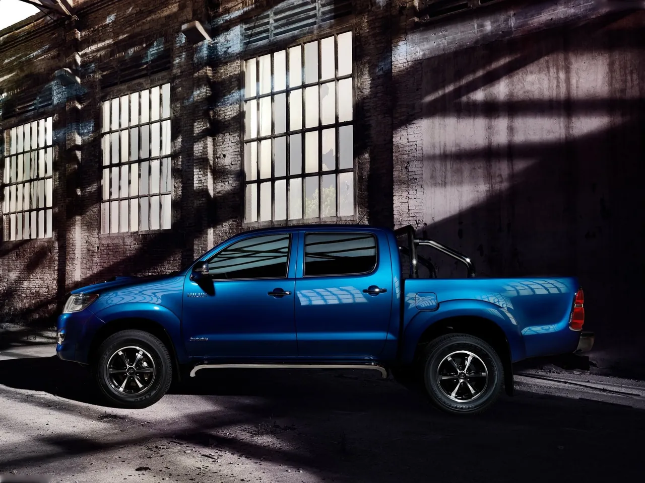 Toyota Hilux Invincible (2014) – boční profil