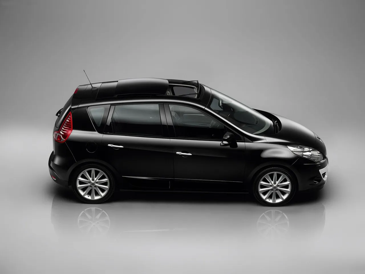 Renault Scenic (2010) – boční profil