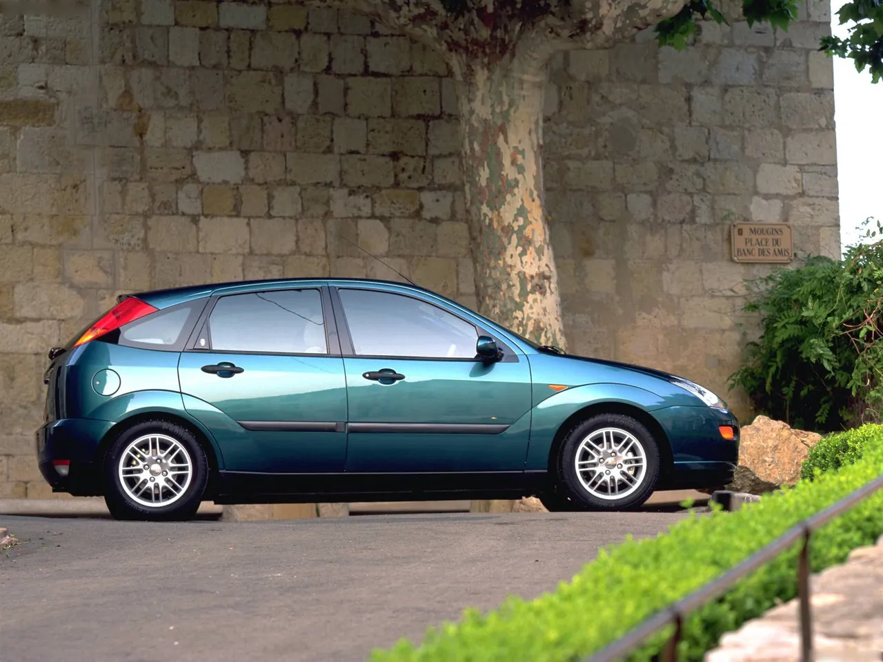 Ford Focus 5-door (1998) – boční profil