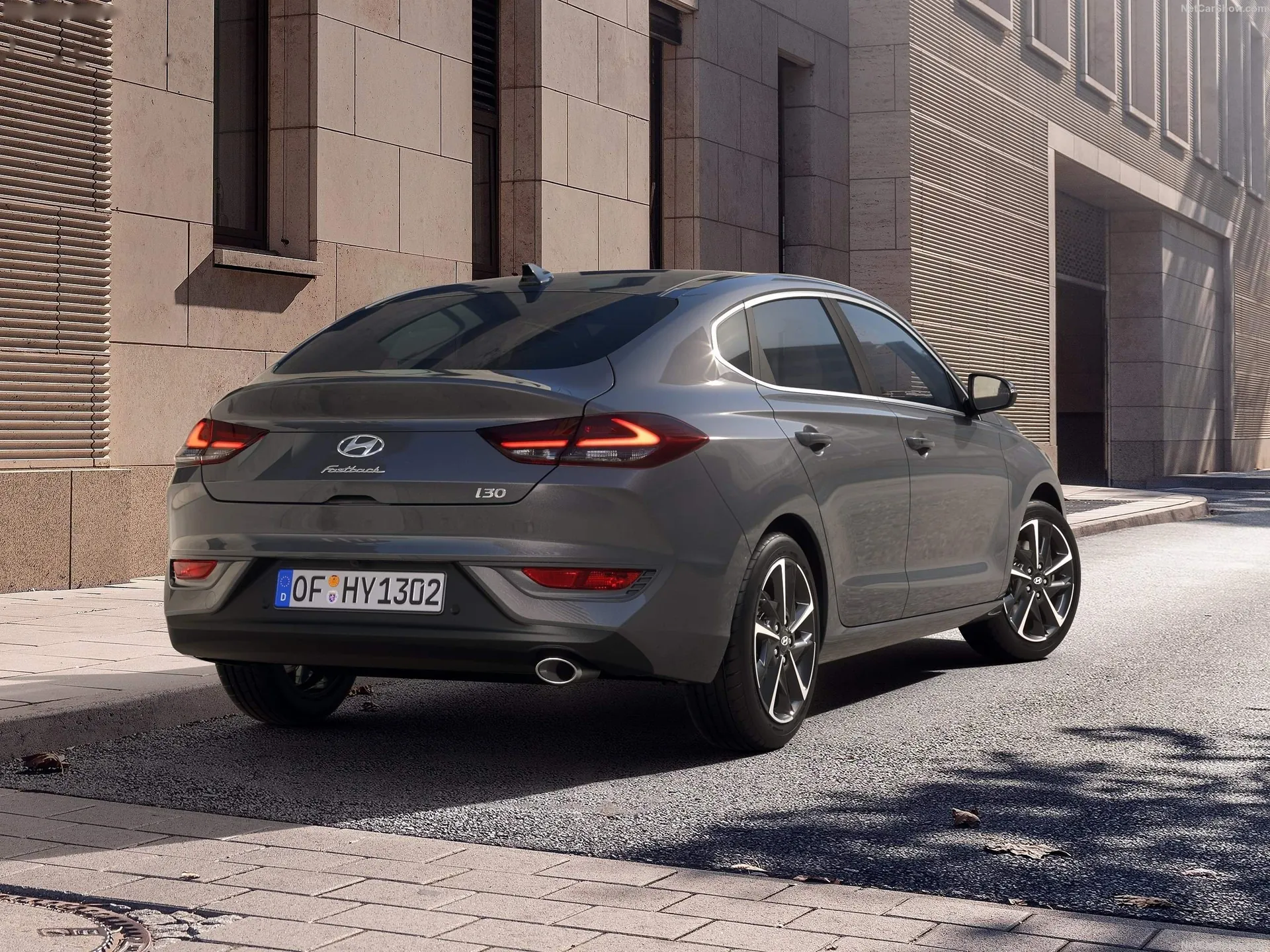 Hyundai i30 Fastback (2025) – zadní tříčtvrteční pohled