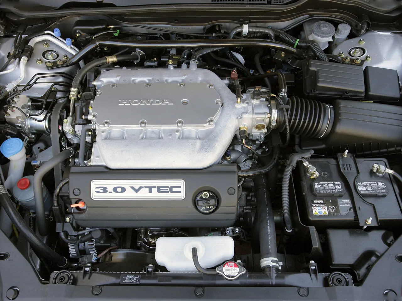 Honda Accord Sedan EX-L (2007) – motorový prostor