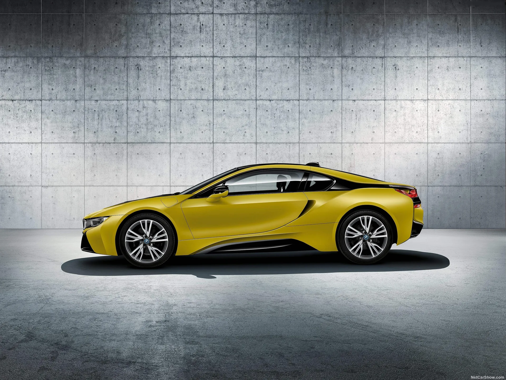 BMW i8 Protonic Frozen Yellow (2018) – boční profil