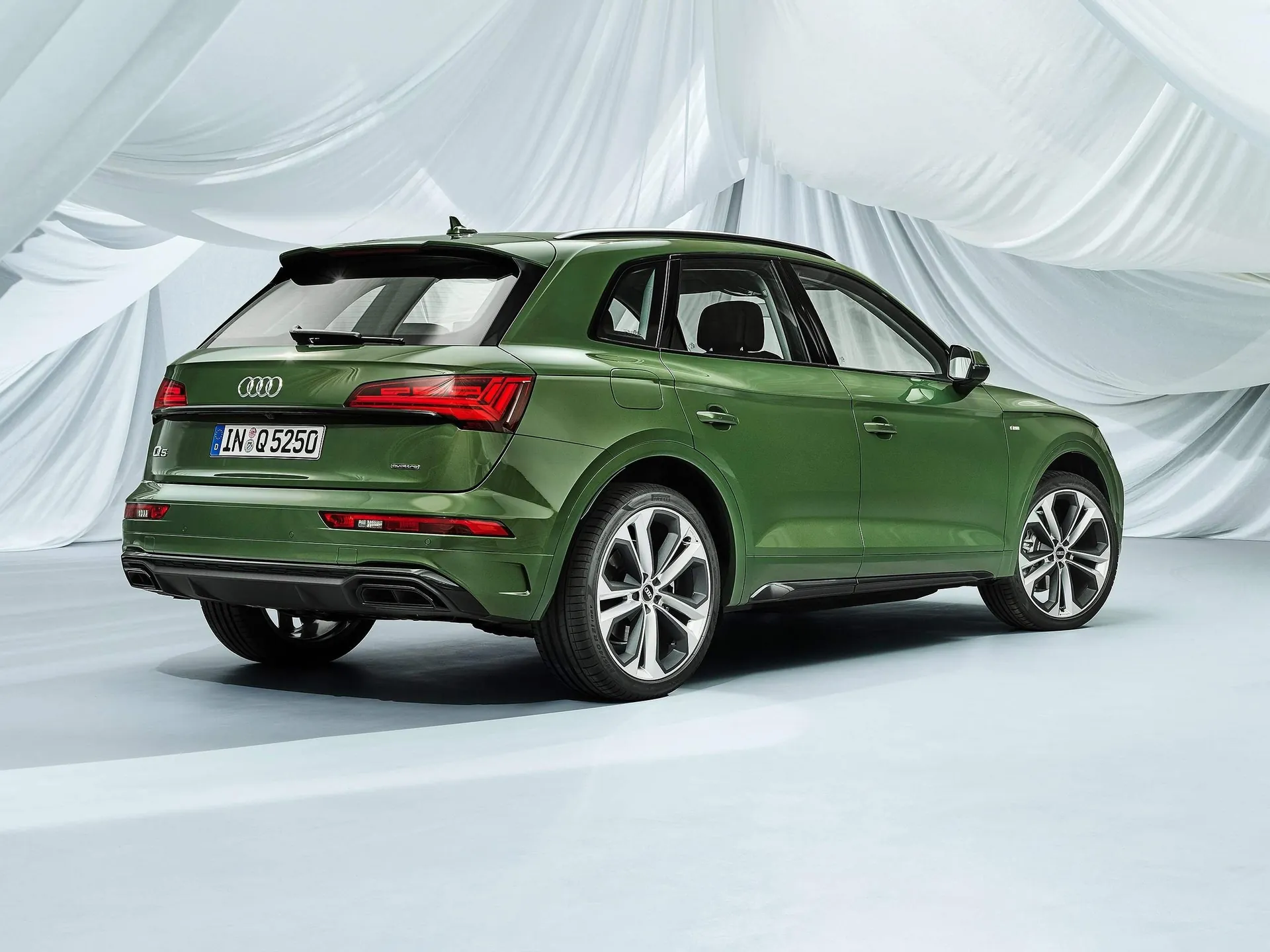 Audi Q5 (2021) – zadní tříčtvrteční pohled