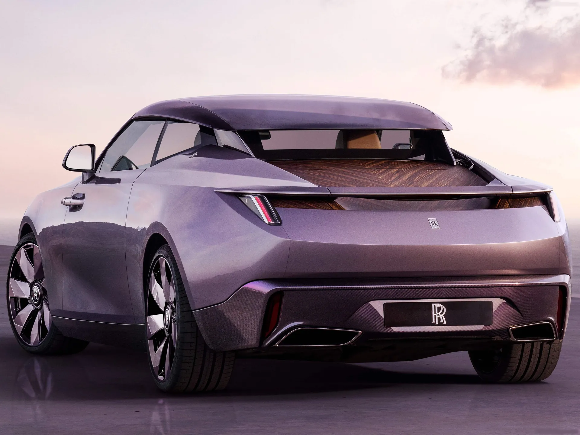 Rolls-Royce Droptail Amethyst (2024) – zadní tříčtvrteční pohled