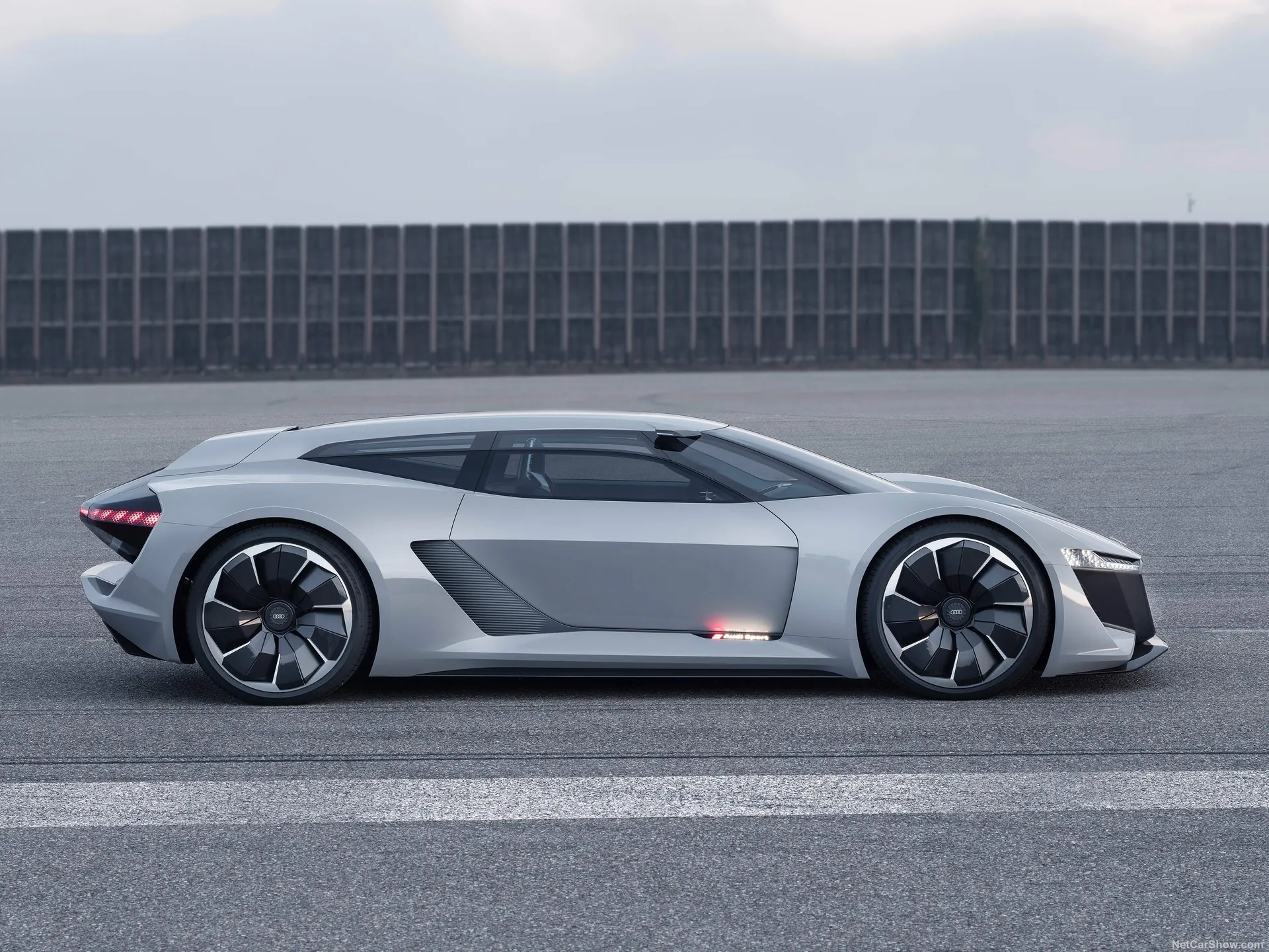 Audi PB18 e-tron Concept (2018) – boční profil