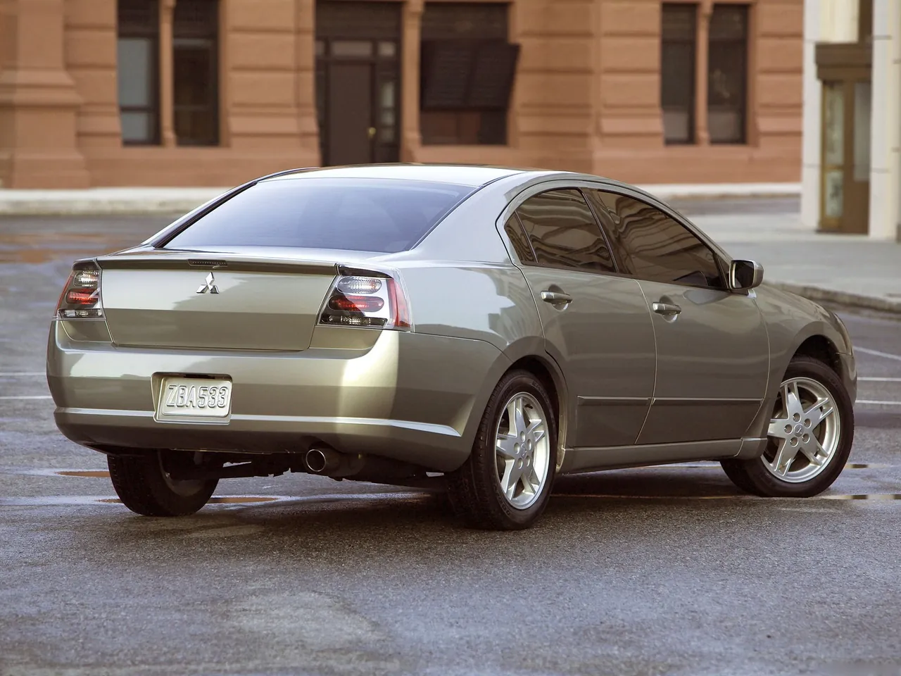 Mitsubishi Galant (2004) – zadní tříčtvrteční pohled