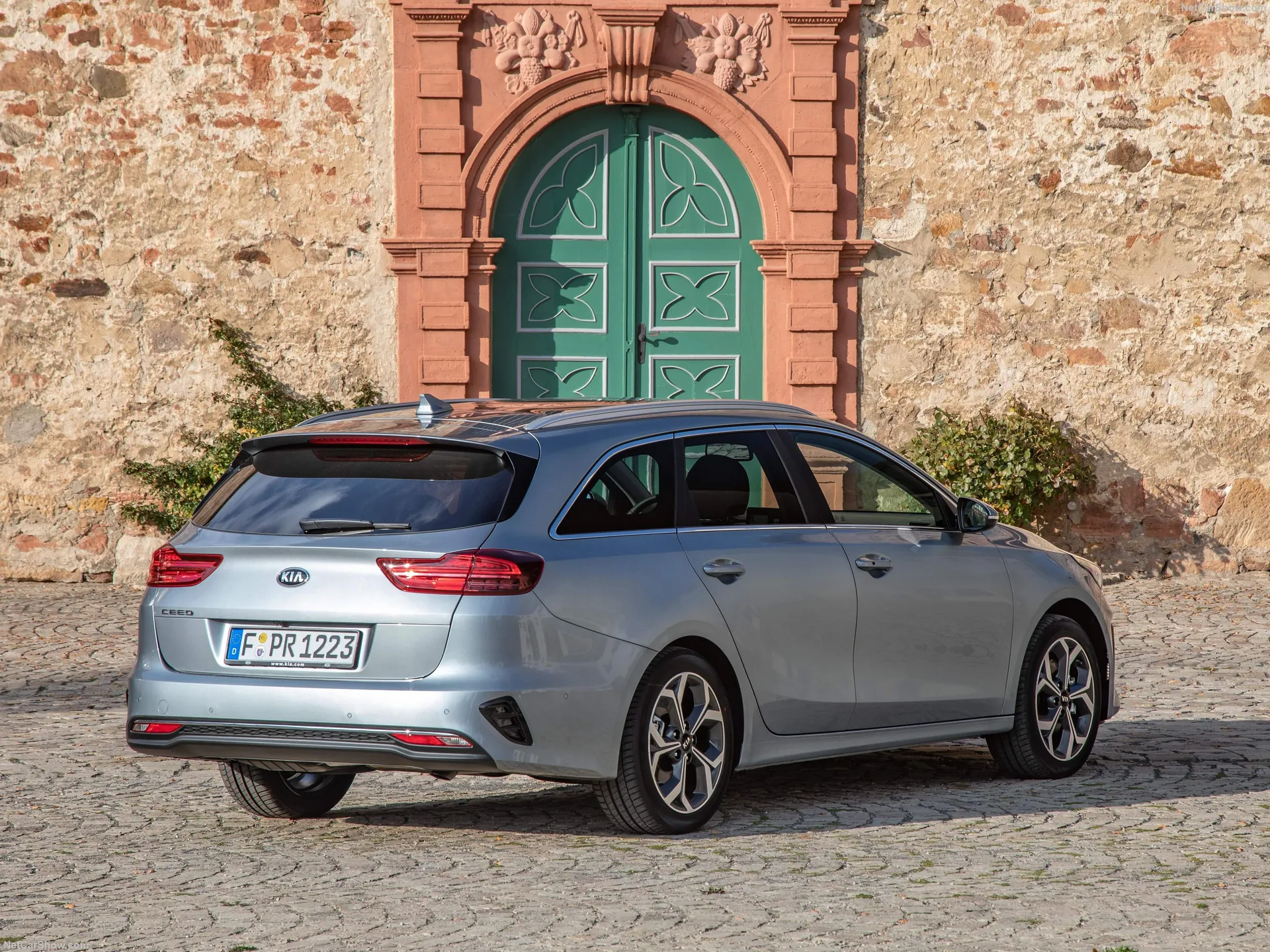 Kia Ceed Sportswagon (2019) – zadní tříčtvrteční pohled