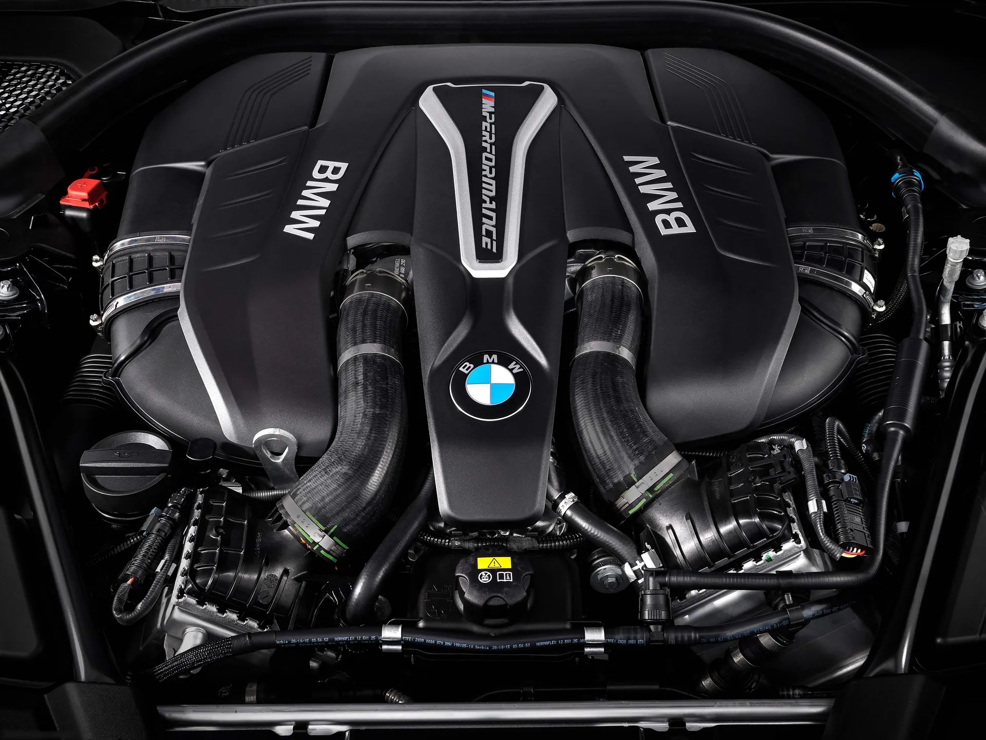 BMW M550i xDrive (2018) – motorový prostor
