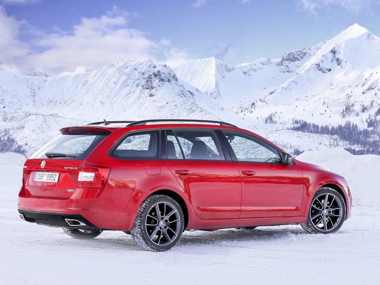 Skoda Octavia RS 4x4 Combi (2017) – zadní tříčtvrteční pohled