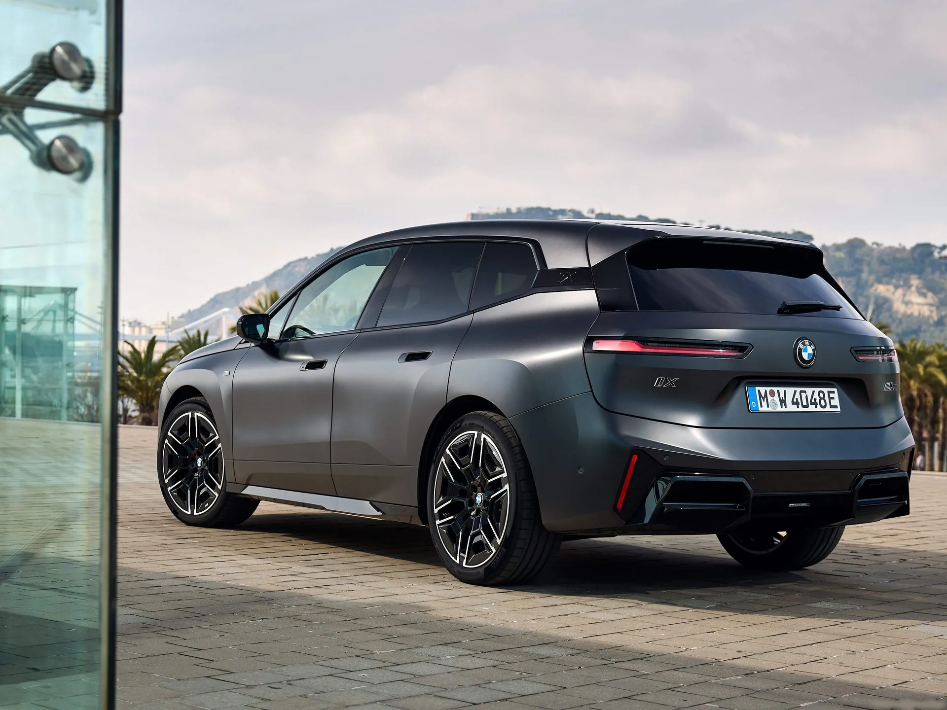 BMW iX M70 (2026) – zadní tříčtvrteční pohled