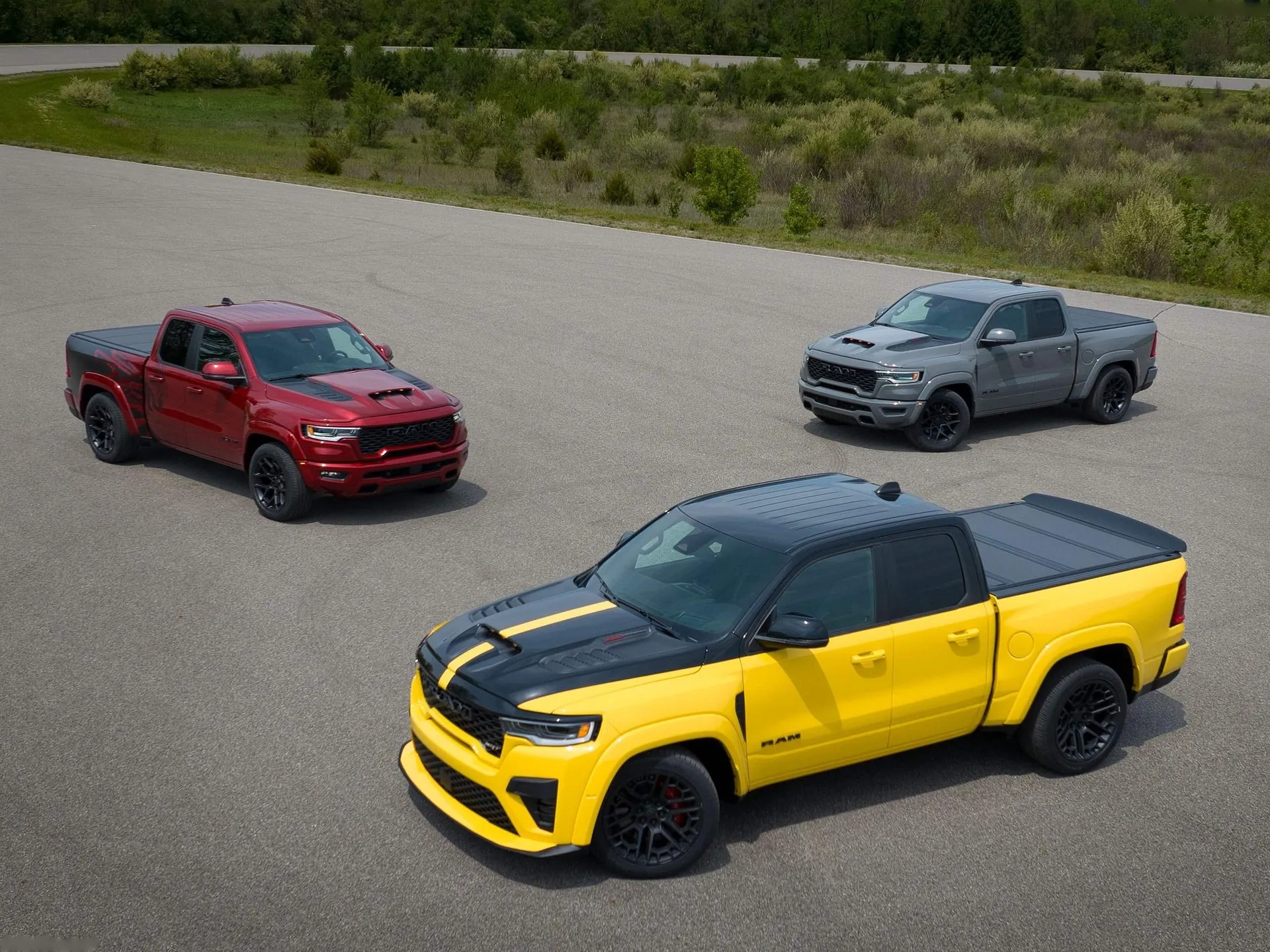 Ram 1500 Rumble Bee SRT (2027) – skupinový snímek