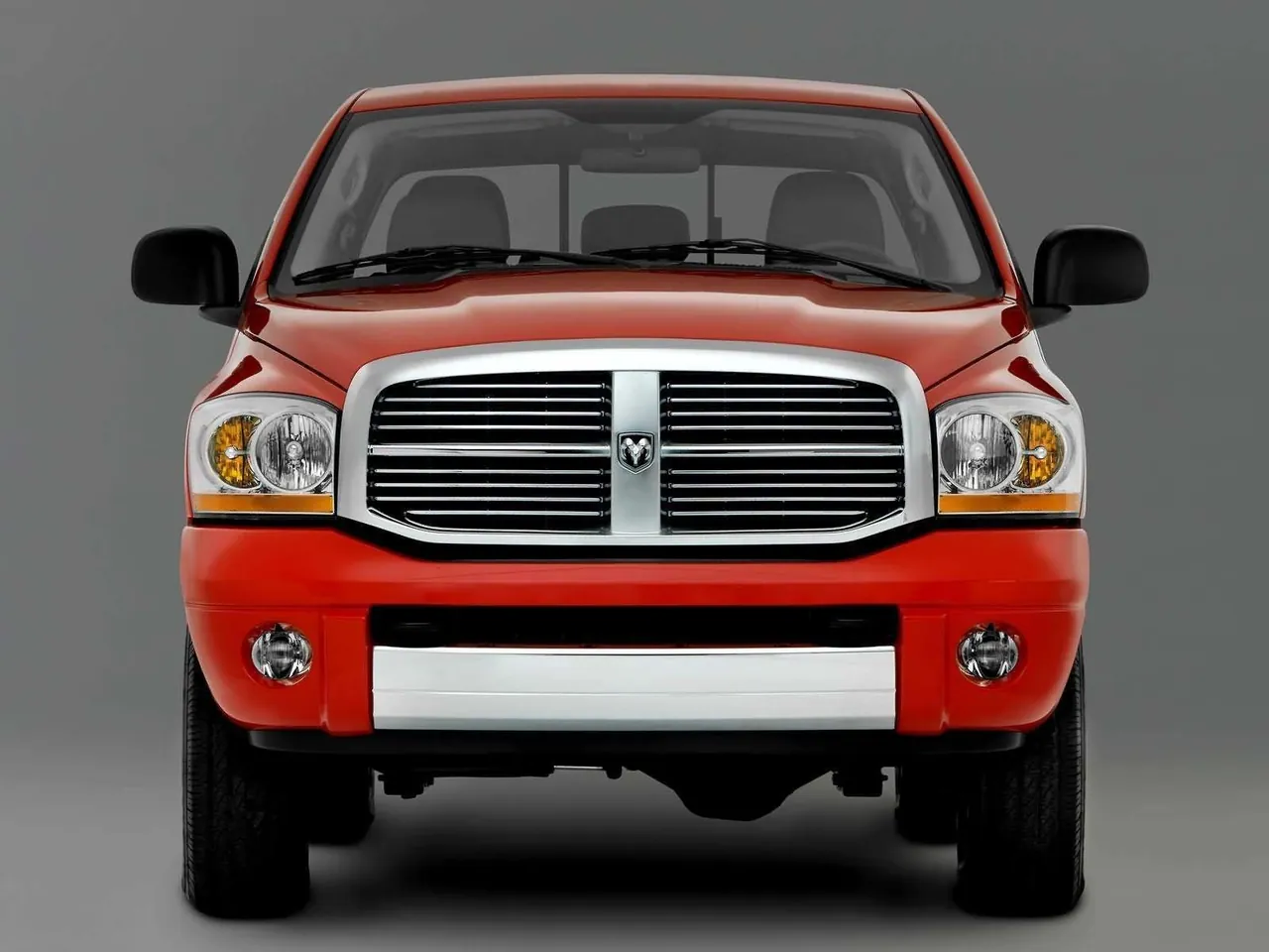 Dodge Ram Mega Cab (2006) – zepředu