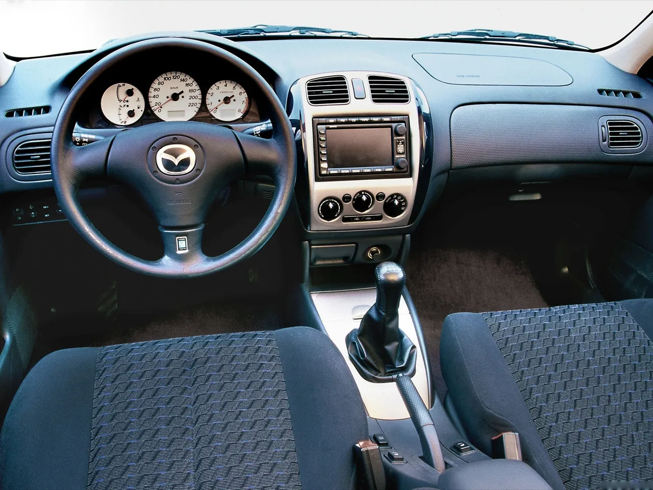 Mazda 323 (2000) – interiér