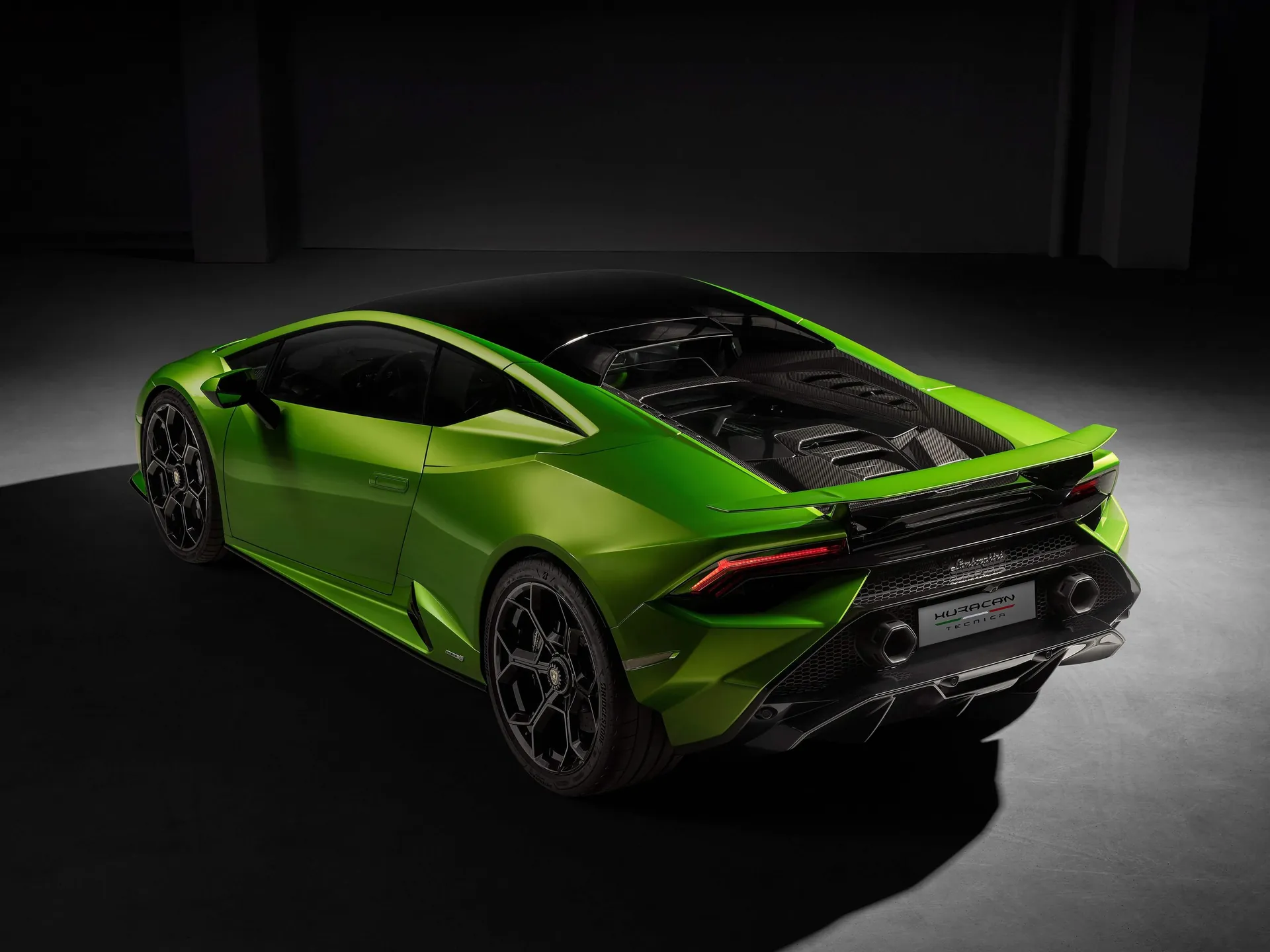 Lamborghini Huracan Tecnica (2023) – zadní tříčtvrteční pohled