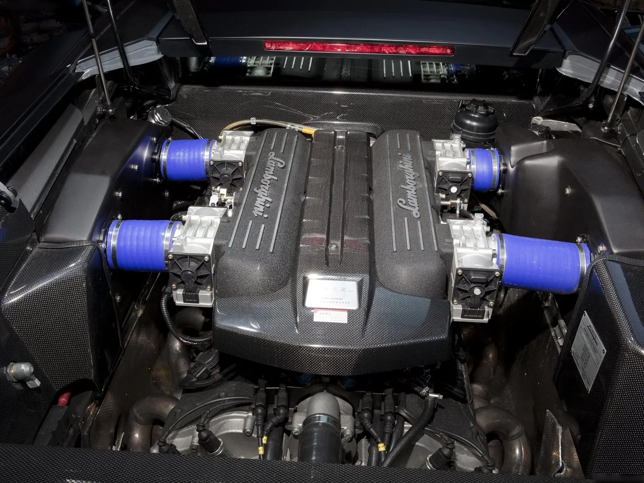 Edo Lamborghini Murcielago LP750 (2011) – motorový prostor