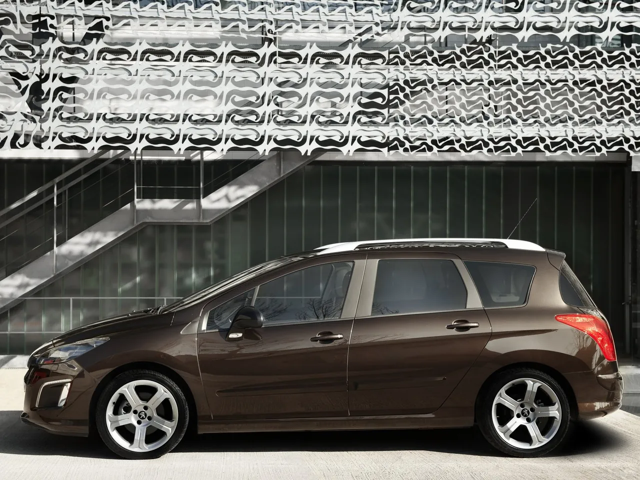 Peugeot 308 SW (2012) – boční profil