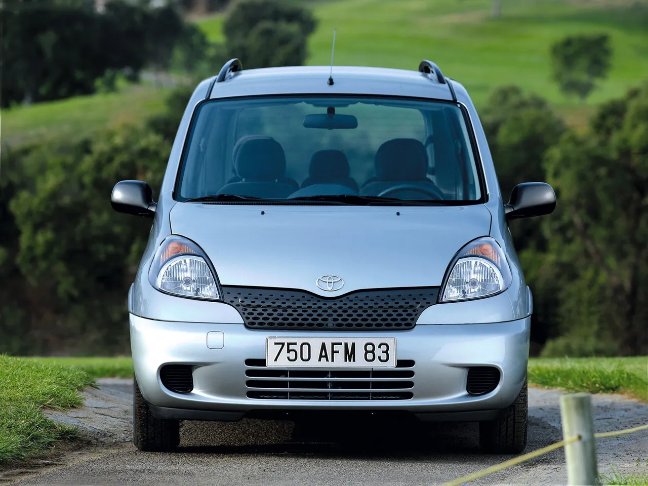 Toyota Yaris Verso (2000) - Front