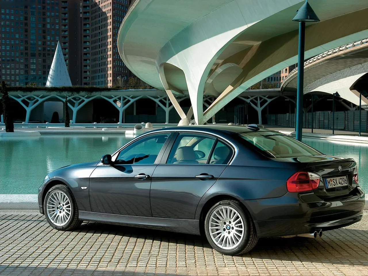 BMW 330i (2006) – zadní tříčtvrteční pohled