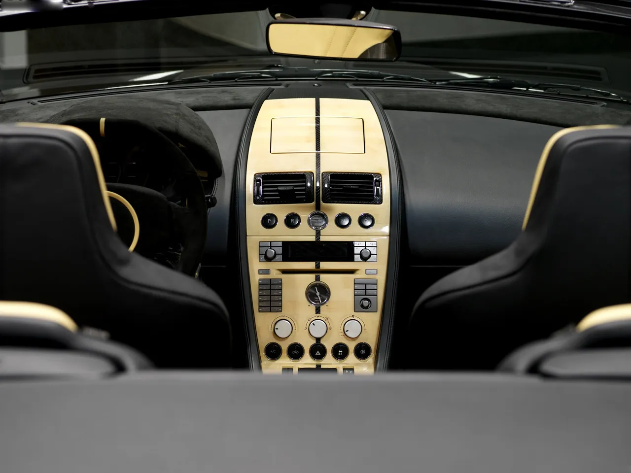Mansory Aston Martin DB9 Volante (2005) – interiér