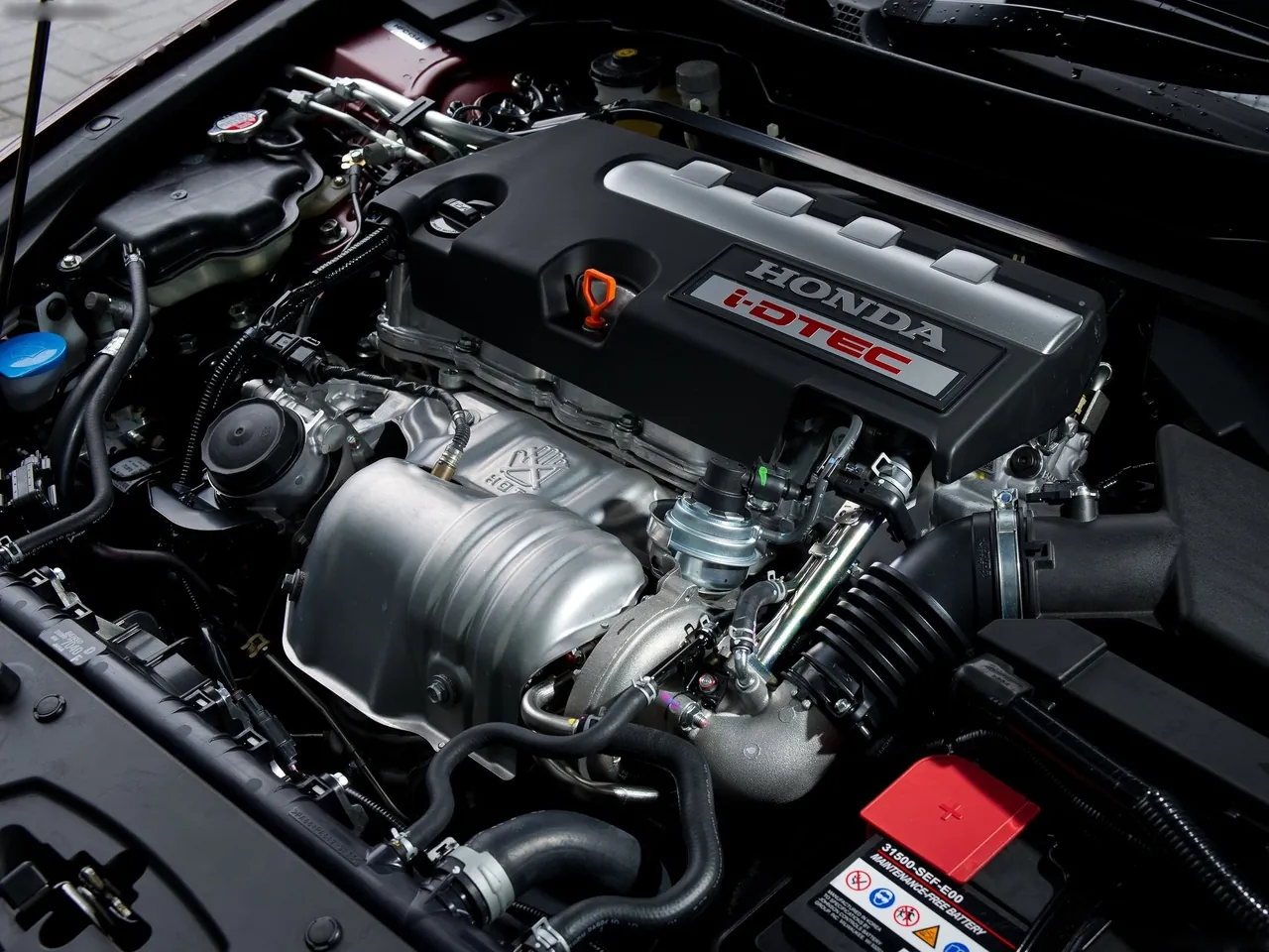 Honda Accord Type S (2011) – motorový prostor