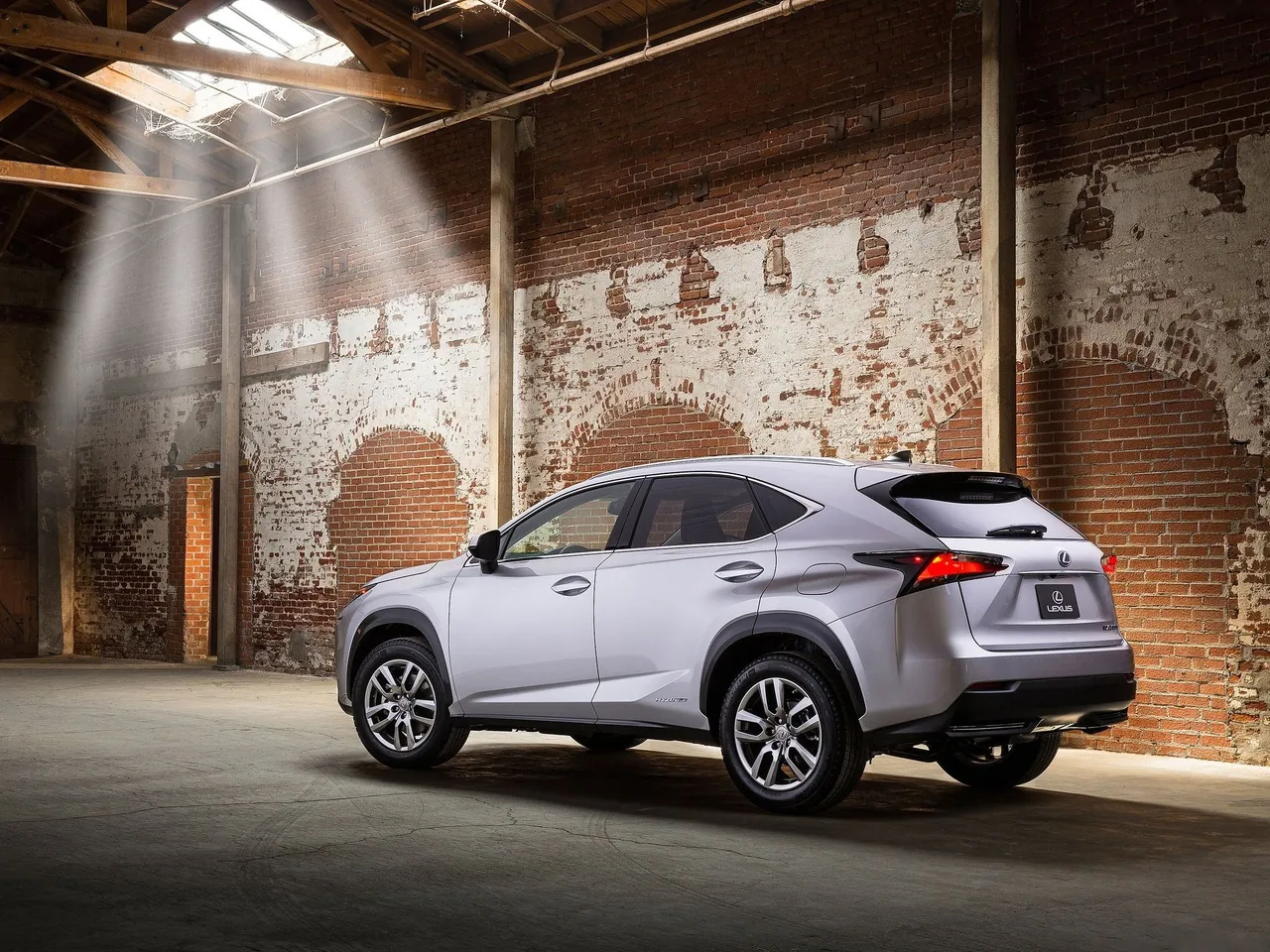 Lexus NX (2015) – zadní tříčtvrteční pohled