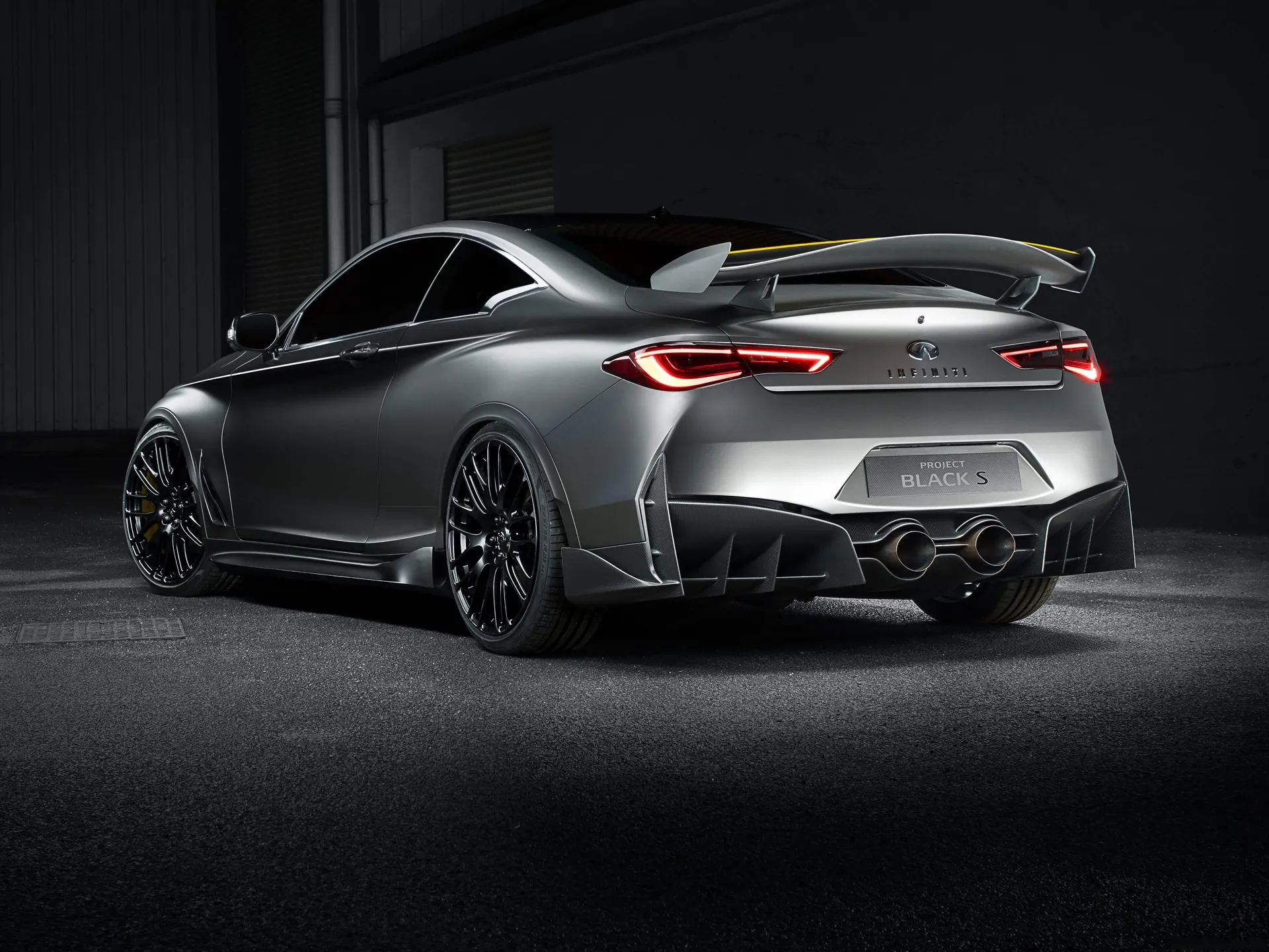 Infiniti Q60 Project Black S Concept (2017) – zadní tříčtvrteční pohled