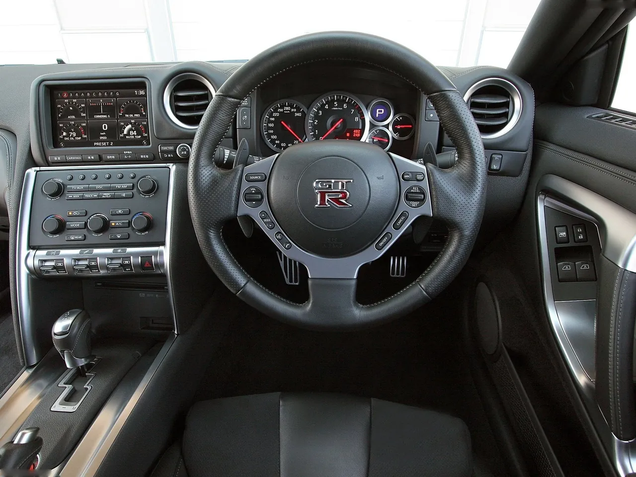 Nissan GT-R (2008) – interiér