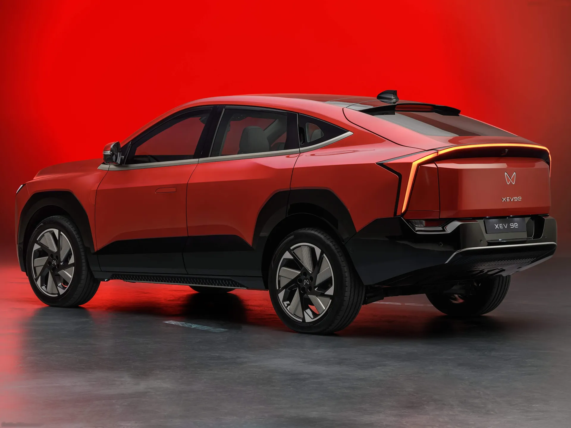 Mahindra XEV 9e (2025) – zadní tříčtvrteční pohled