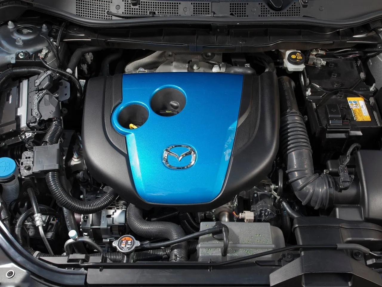 Mazda CX-5 (2013) – motorový prostor