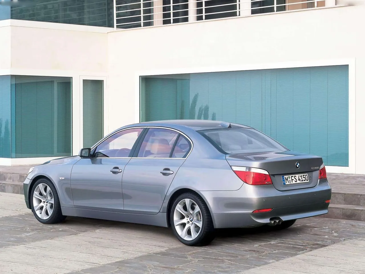 BMW 530i (2004) – zadní tříčtvrteční pohled
