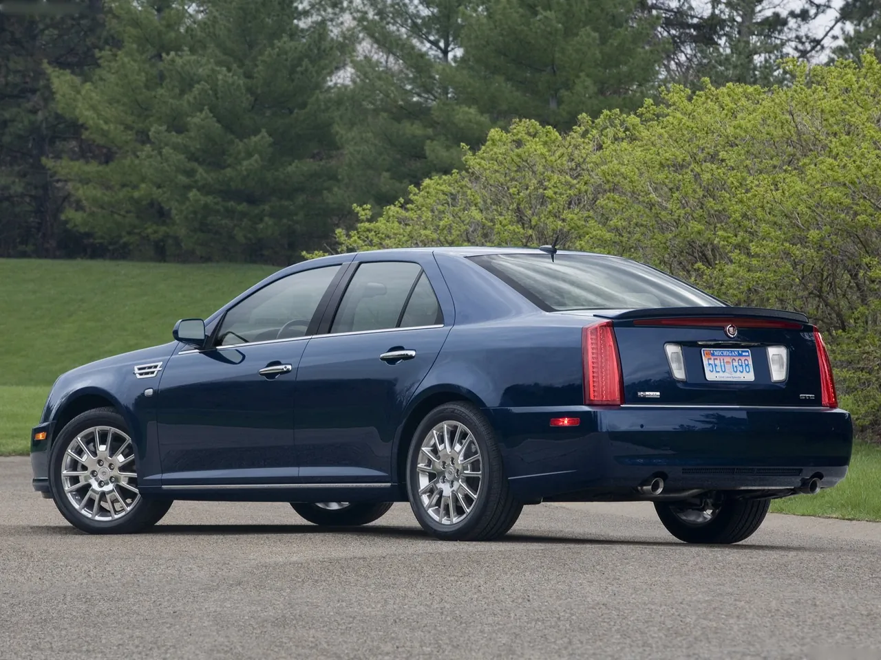 Cadillac STS (2008) – zadní tříčtvrteční pohled