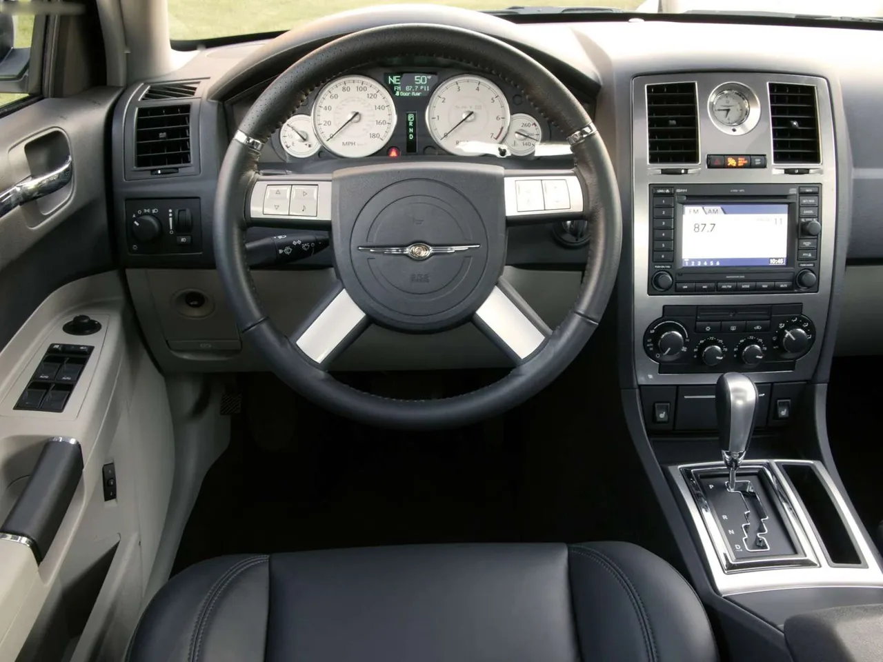 Chrysler 300C SRT8 (2005) – interiér