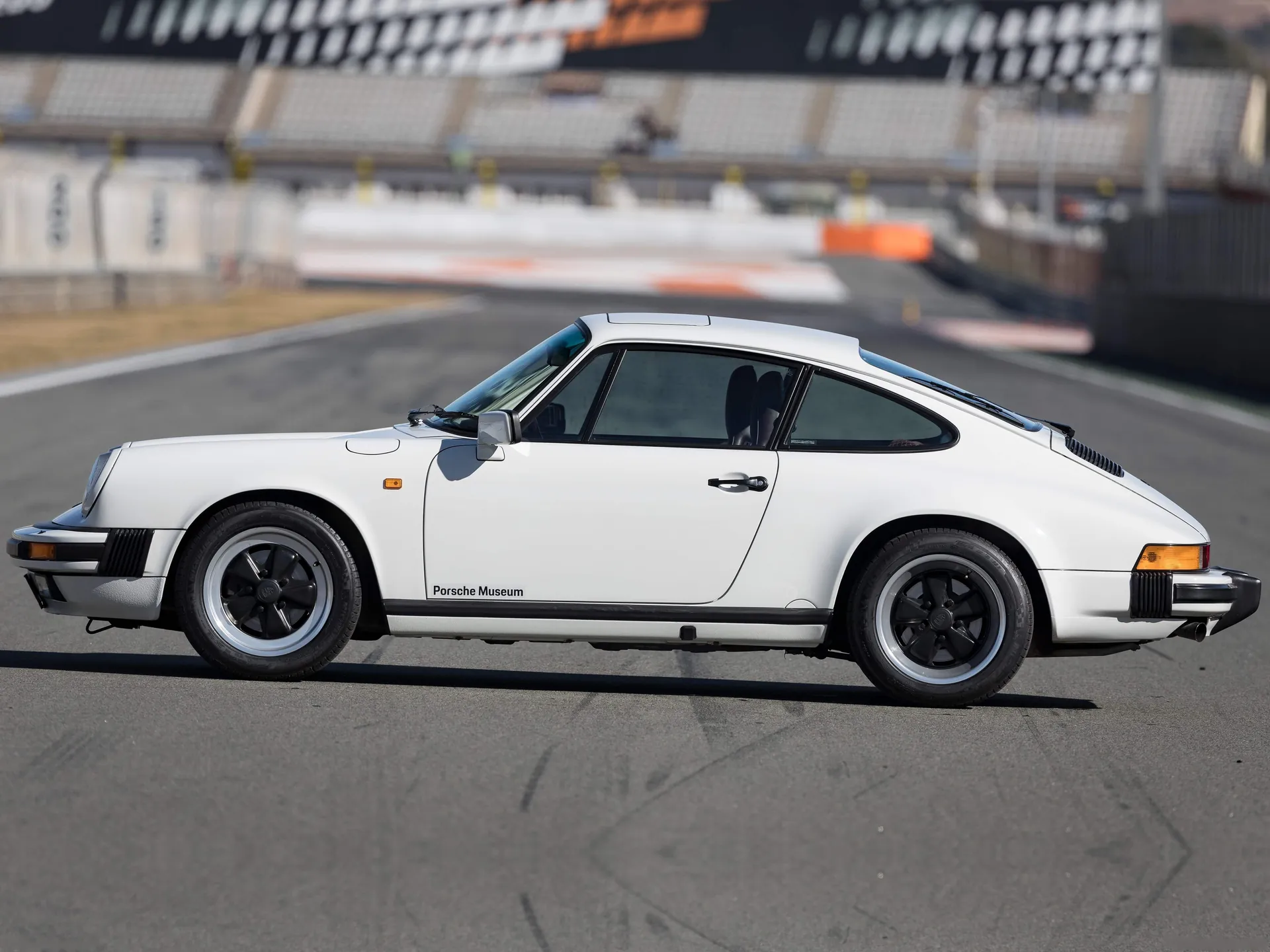 Porsche 911 3.2 Carrera (1984) - Side Profile