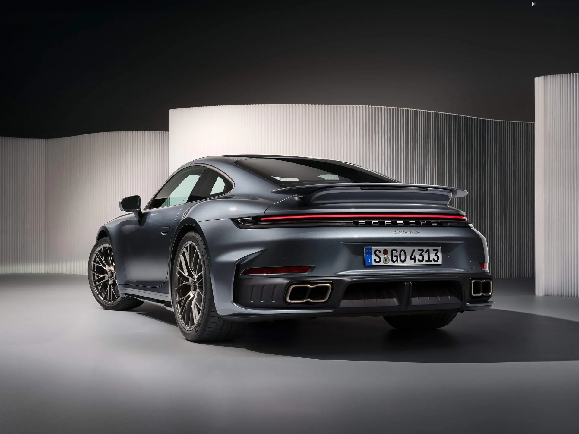 Porsche 911 Turbo S (2026) – zadní tříčtvrteční pohled