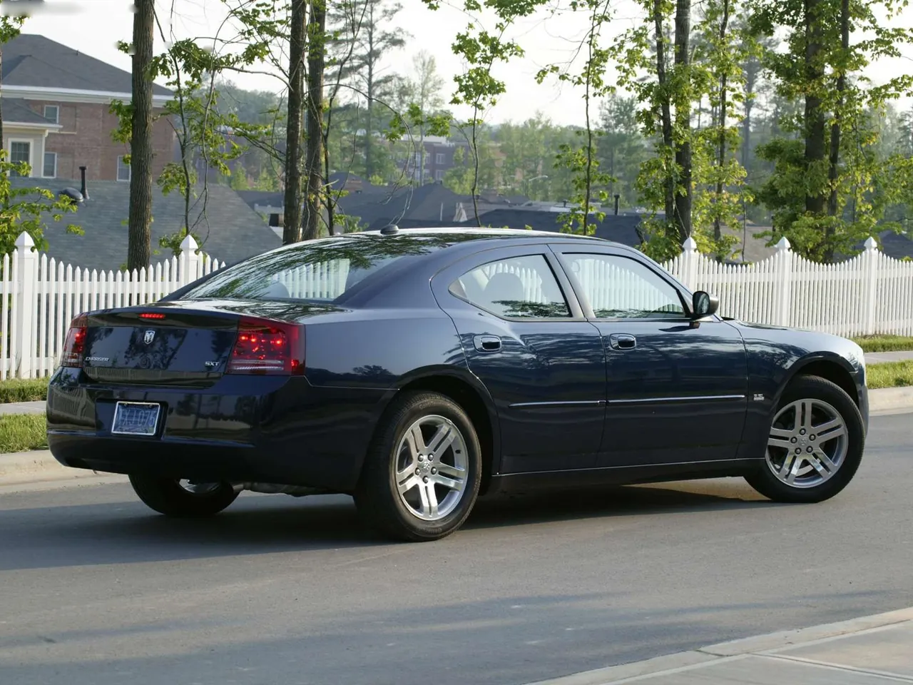 Dodge Charger SXT (2006) – zadní tříčtvrteční pohled