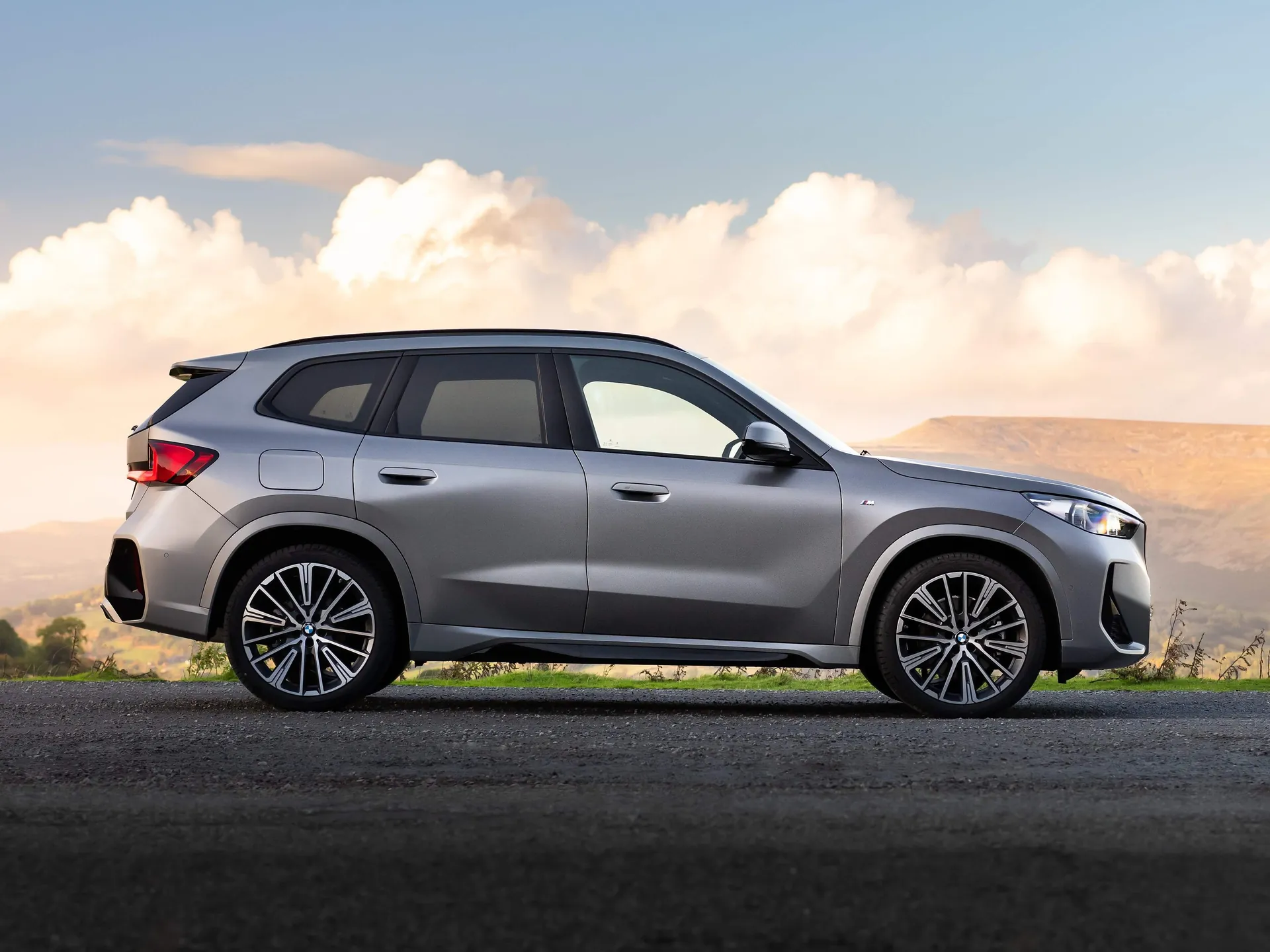 BMW X1 [UK] (2023) – boční profil
